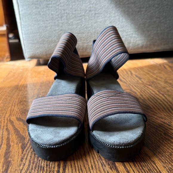 James Rowland Women’s 8.5/9 Elegant Striped Open-Toe Block Heels - Picture 5 of 6